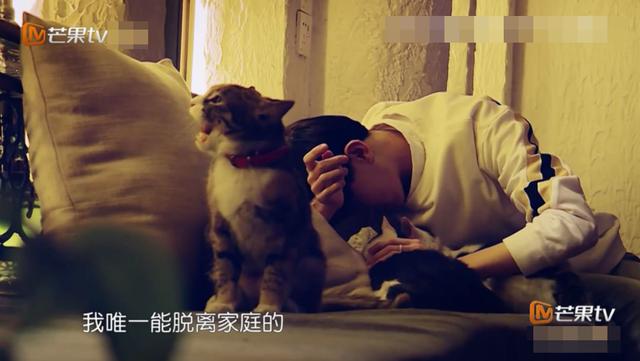 另一个孩子王烨飞，直言自己是个“孤儿”。