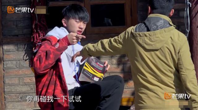 可是他却能为上官曦羽忍住自己的暴脾气，不仅如此，他还和农村的弟弟、妹妹相处的也非常愉快。