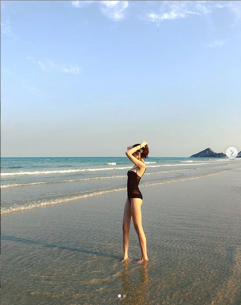 林志颖娇妻海滩泳装照秀长腿