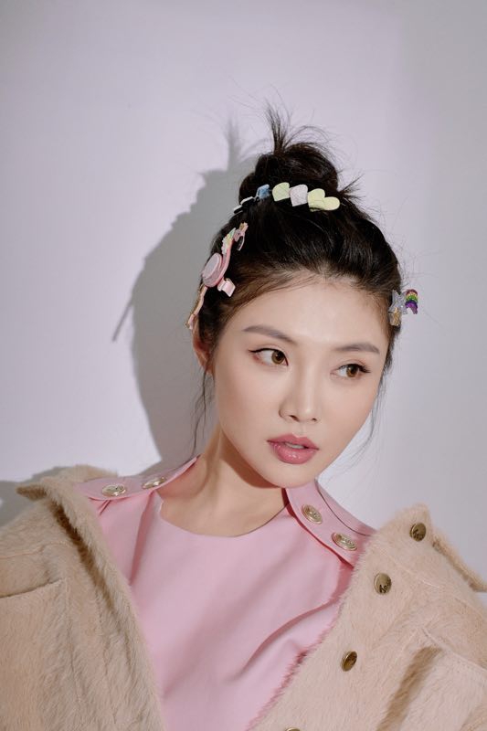 徐冬冬头上佩戴富有童心的头饰，减龄又可爱。