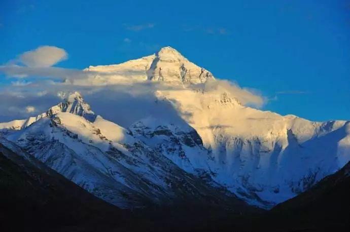 珠峰的雄伟险峻，一直吸引着许多登山爱好者前往。如果谁成功登顶过，那更是一件了不起的殊荣。