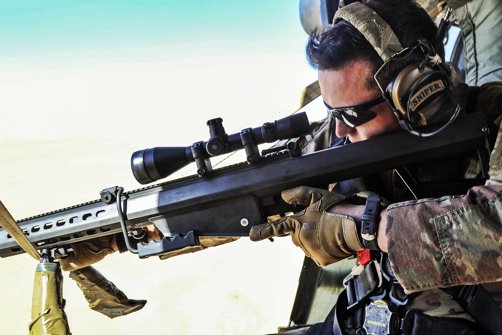 11 美军在科威特进行直升机空中狙击训练