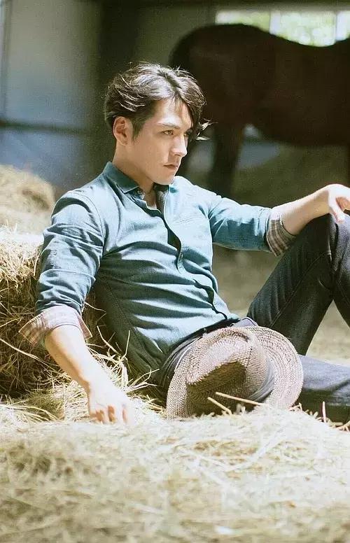 严宽的妈妈还挺好看的，他长得真像妈妈，然后脸型又跟爸爸一样，真是会长！