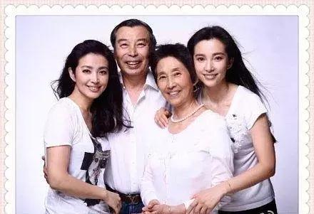 李冰冰父母和妹妹，姐妹俩长得挺像。