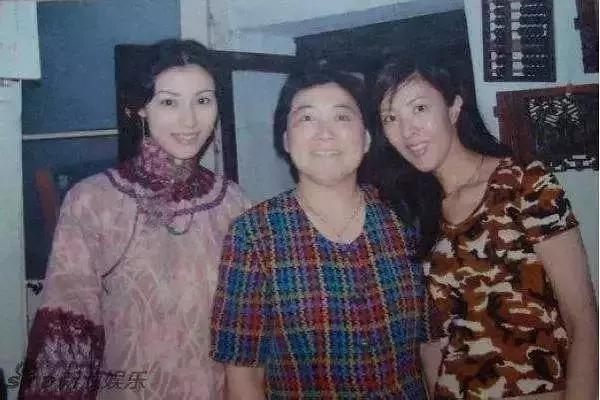 李嘉欣的妈妈也是大五官，但是有点蒜头鼻，被李嘉欣姐姐继承了