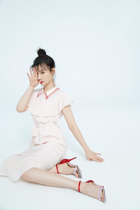 徐悦情人节男友视角写真出炉微风狗啃刘海抢镜