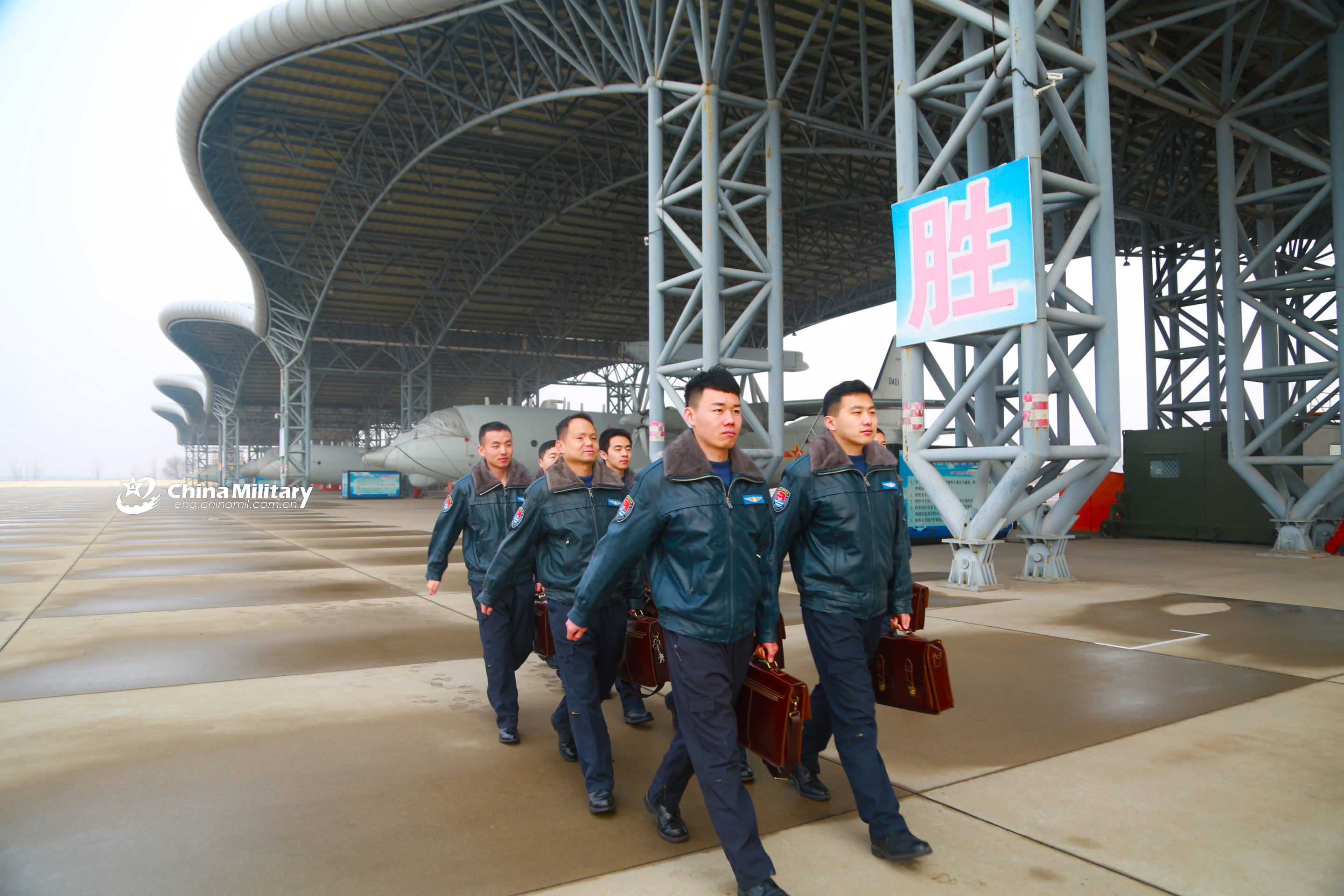 海軍航空兵空警-200預警機進行全天候飛行訓練