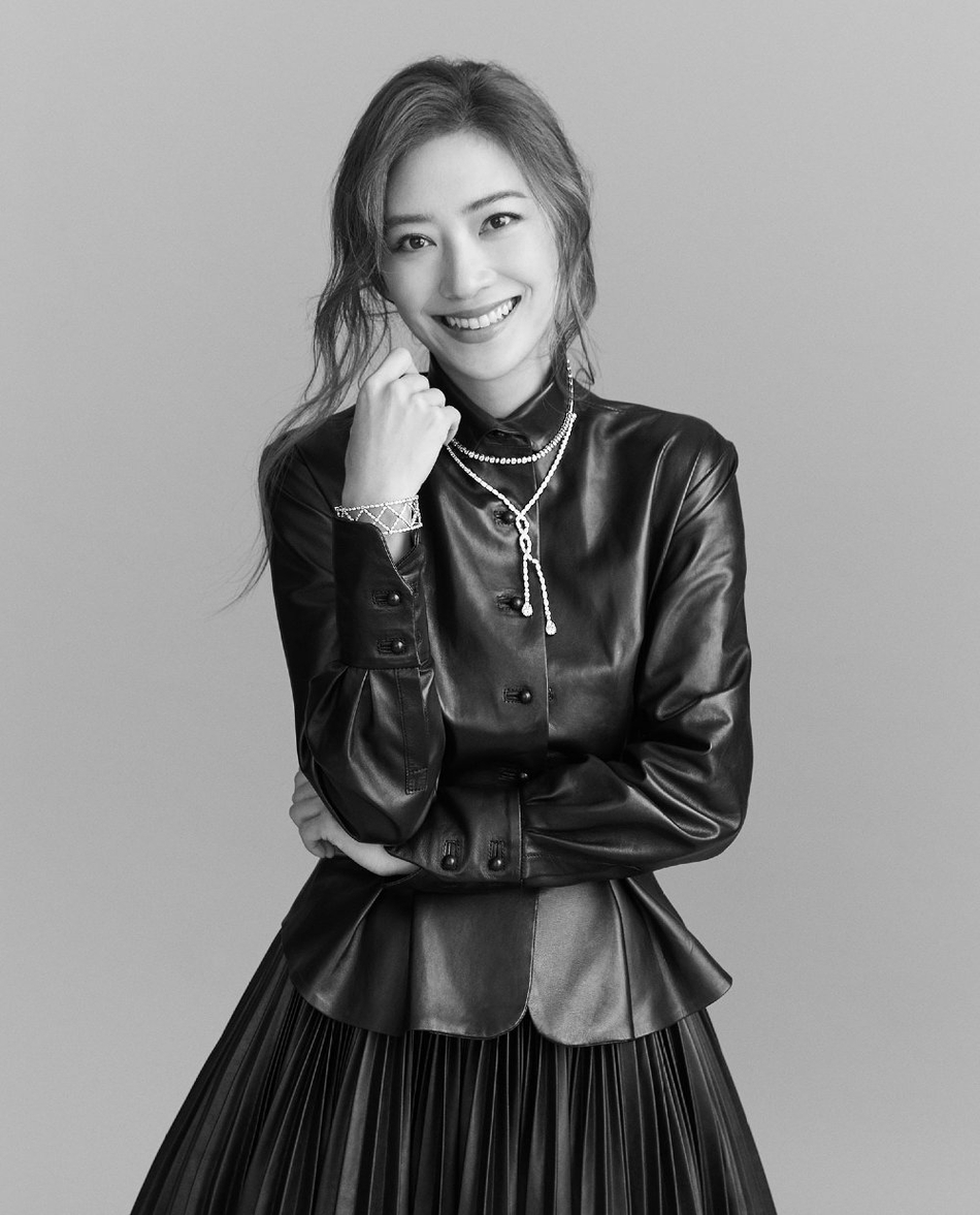 陈小春应采儿结婚9周年携手拍大片深情对望甜蜜爆表