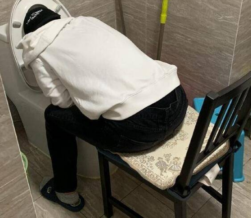 德云社晚辈聚会郭麒麟被灌醉趴厕所其余人看后集体呕吐