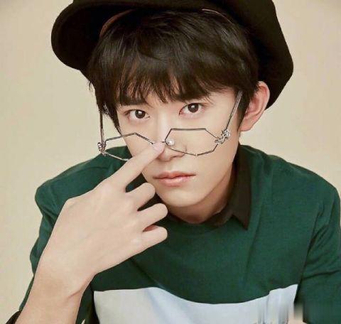 这随手一拍就是大片的感觉，火力全开啊！戴眼镜的千玺小哥哥心动系数5颗心！