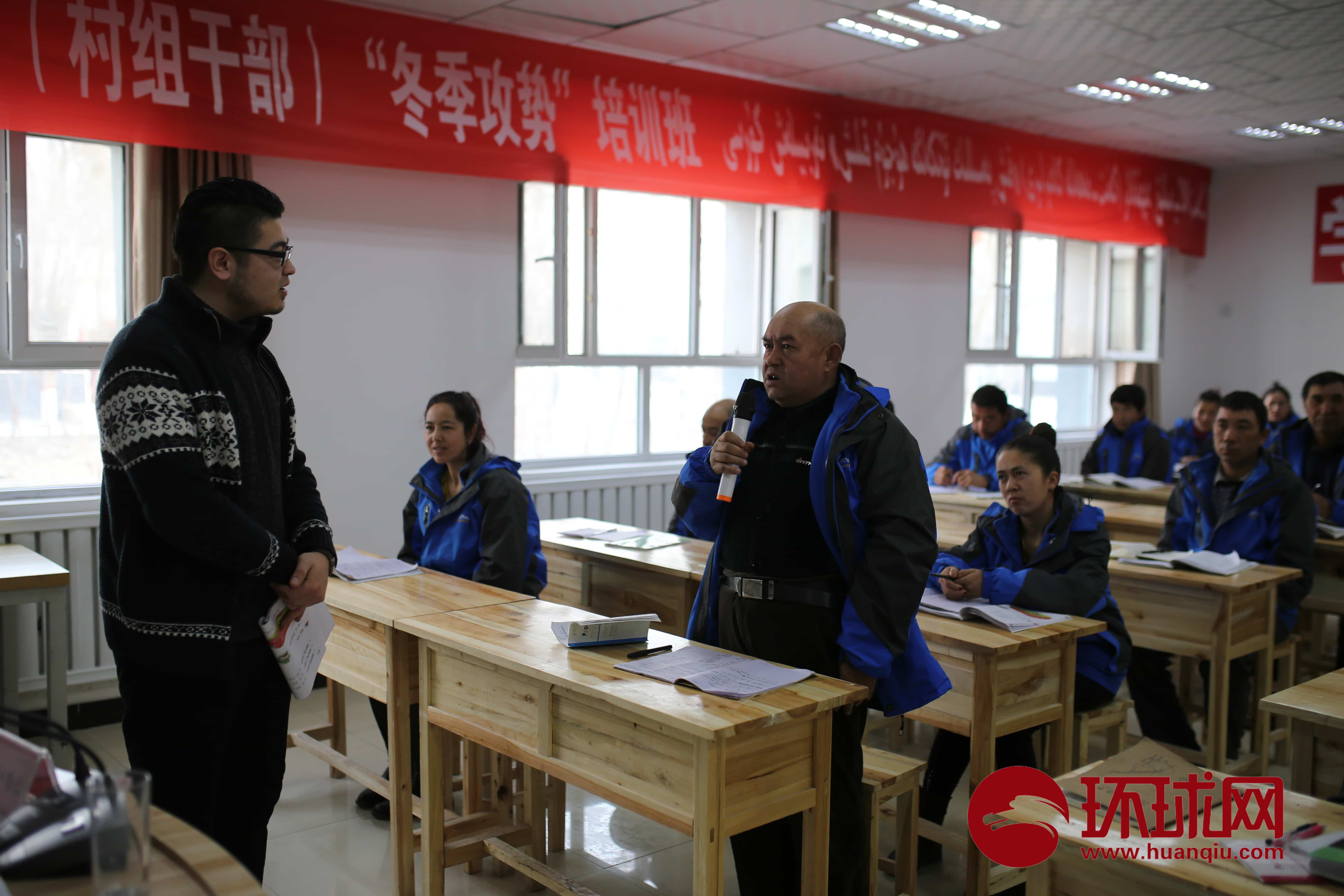 16日,托万克麦盖提村的村干部培训班上,村干部们正在努力学习国家通用