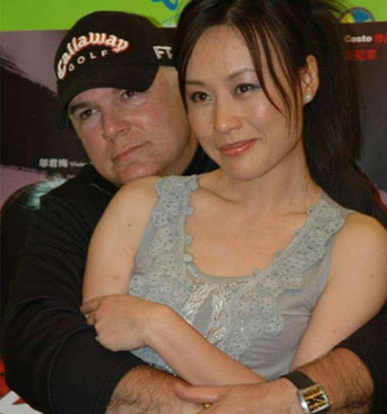 现在的邬君梅,也已经52岁了,虽然没有孩子,不过夫妻俩感情依然还是很好。