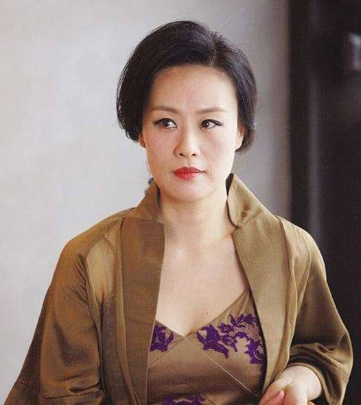 现在邬君梅也在优雅的自然老去,这股岁月沉淀出来的韵味,不是拉皮整容能整出来的。