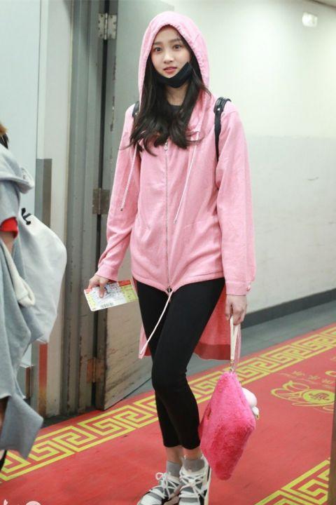 更不要说绿色棒球服搭配上黑色紧身裤的造型啦，果然大长腿在手天下我有没错了吧？