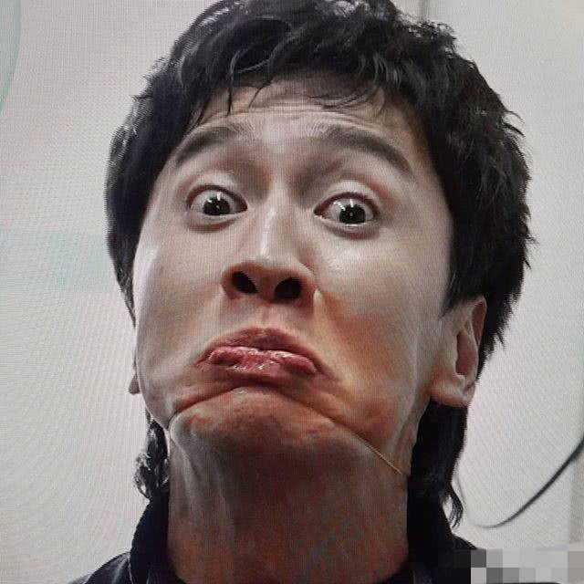 夸张表情引爆笑