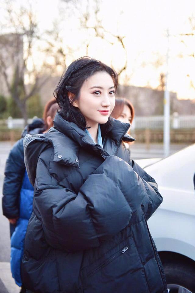 景甜现身央视元宵晚会彩排颜值太抗打 可穿超长大衣看着像小矮人