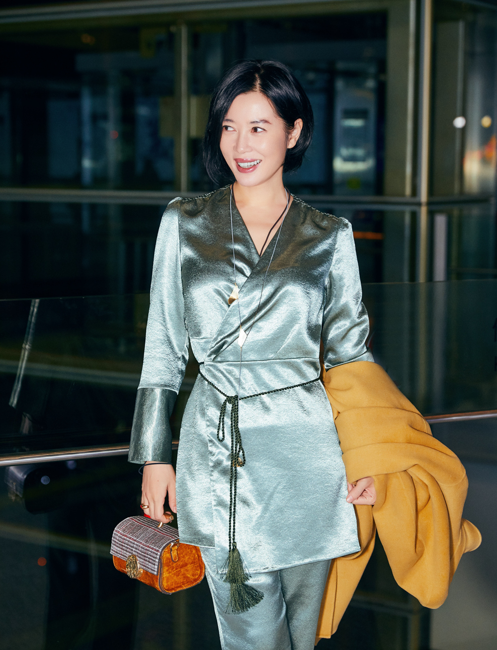 余男现身机场优雅随性开启米兰时装之旅