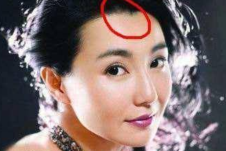 张曼玉她也有美人尖，只是不细心观察发现不了，这样不明显的美人尖几乎可以忽略。