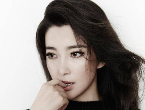 李冰冰的美人尖很完美，完美的幅度像是造型精心描画出来，也许这样的美人尖才是最美的。