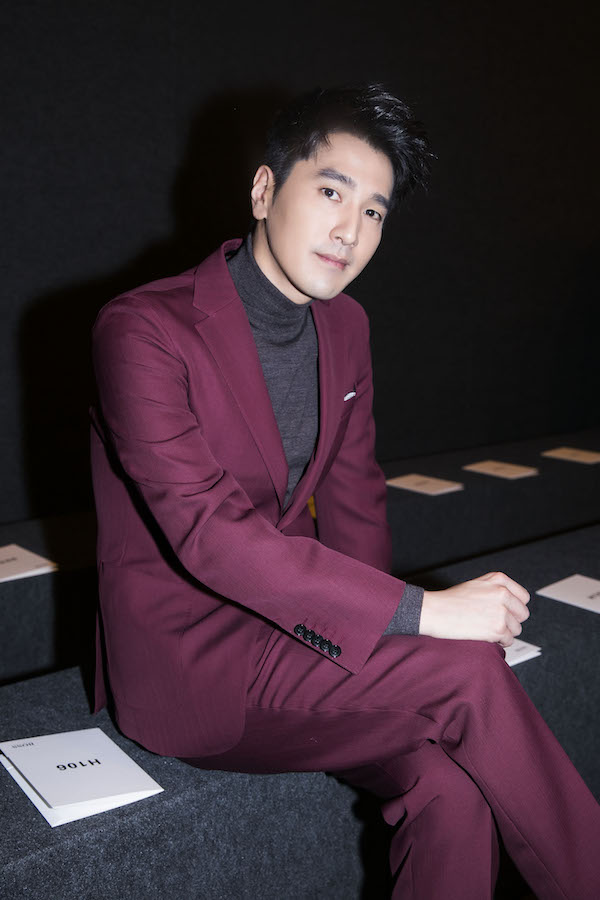 赵又廷纽约时装周看秀完美驾驭勃艮第红西装