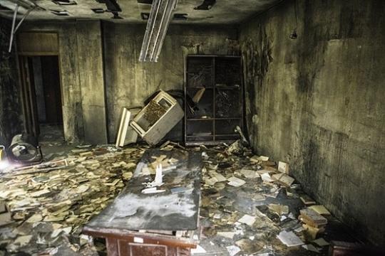 韩国主播为求赞半夜闯凶宅医院撞上这东西傻眼