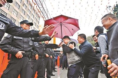 雨中行通济 别带雨伞无人机