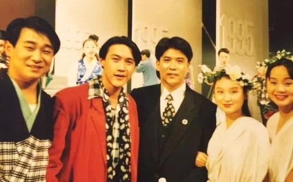 不过查了一下简历才知道，原来王景春是陆毅的同学，两个人看上去差了有十岁以上吧。