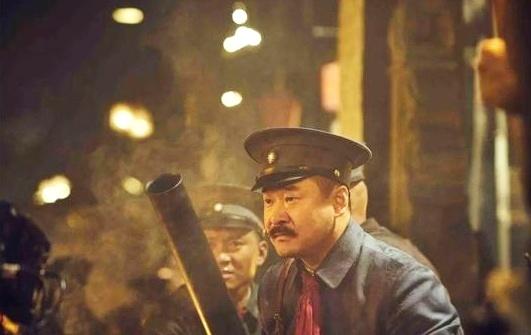 在电影《建军大业》中王景春塑造的贺龙被导演称赞不需要化妆就能演出人物的感觉。