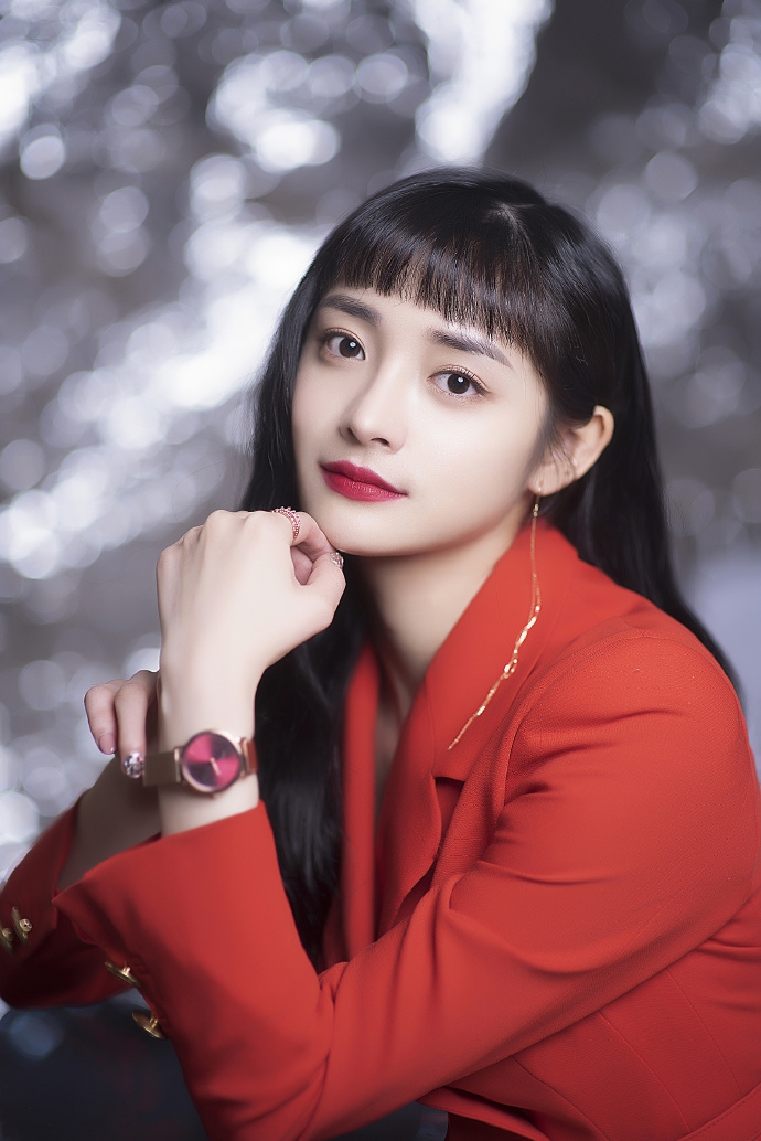 周洁琼短刘海造型可爱复古 红衣皮短裤亮相元宵晚会