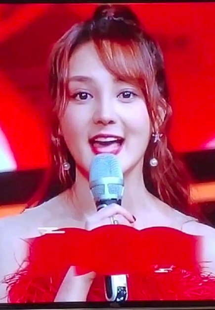 网友发现其五官大变样，疑似整容。