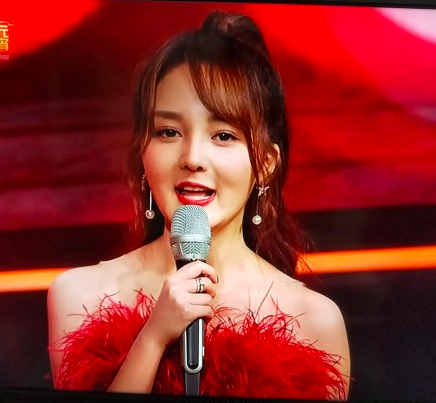 2月19日晚，2019年湖南卫视元宵喜乐会上，主持人靳梦佳一身红衣亮相。