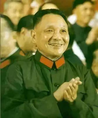 △1977年8月，邓小平在庆祝中国人民解放军建军50周年大会上。