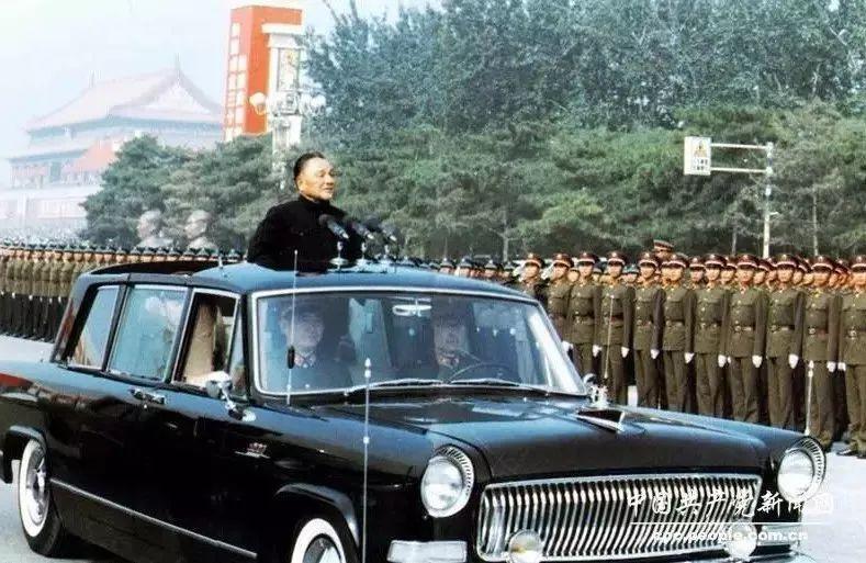 △1984年10月1日，中华人民共和国建国35周年，邓小平检阅人民解放军三军部队。