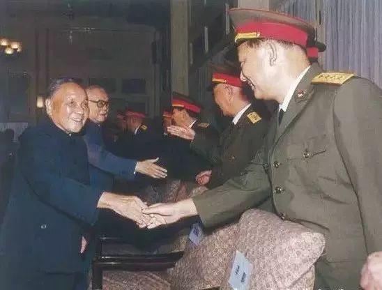 △1988年9月，邓小平与李先念等接见被授予上将军衔的17位将军。