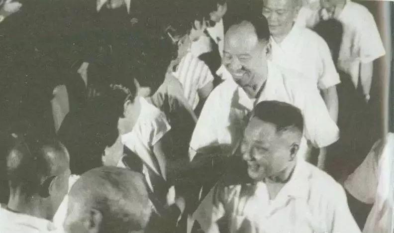 △1965年建军节，邓小平等接见人民解放军先进连队和军烈属代表。