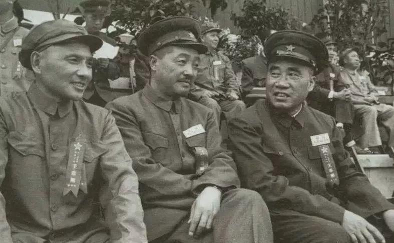 △1952年8月，人民解放军建军25周年，邓小平和朱德、贺龙在全军体育运动大会主席台上。
