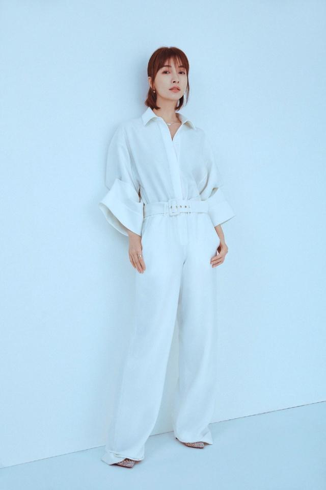 宽松的白色连衣裤造型，又让人找到一份洒脱不羁的感觉，穿出了大气知性的一面。