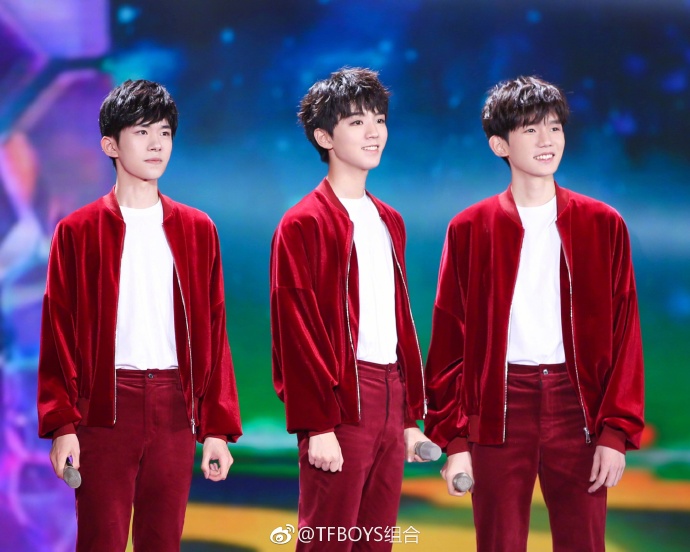 tfboys谁最红,tfboys谁最帅好看 tfboys组合张艺兴身着丝绒套装带来表演《麻婆豆腐,轻松舒适展现