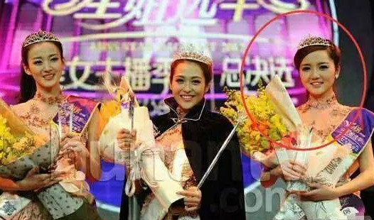 学生时期模样比较清秀,进入主持界后,就开始捣鼓自己的脸,鼻子也没以前坍塌了。