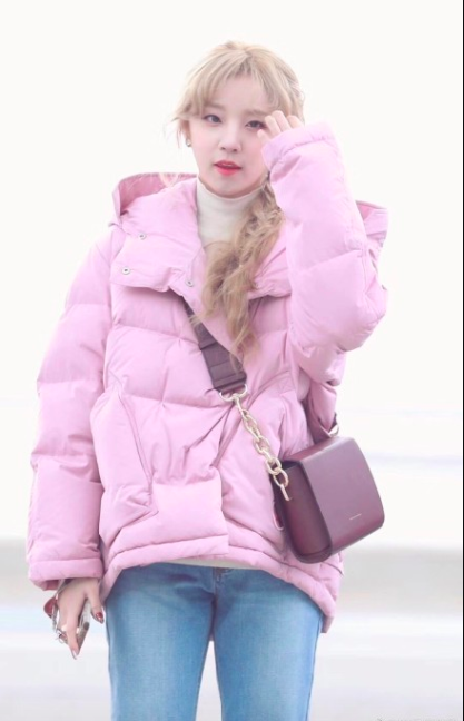 穿粉色棉衣青春靓丽状态超好