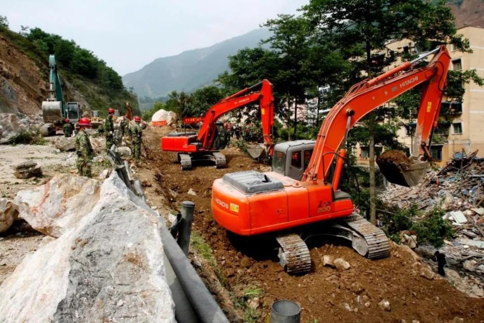 2008年5月16日，原第二炮兵某工程建筑团用大型机械打通进入北川县城的“生命通道”。