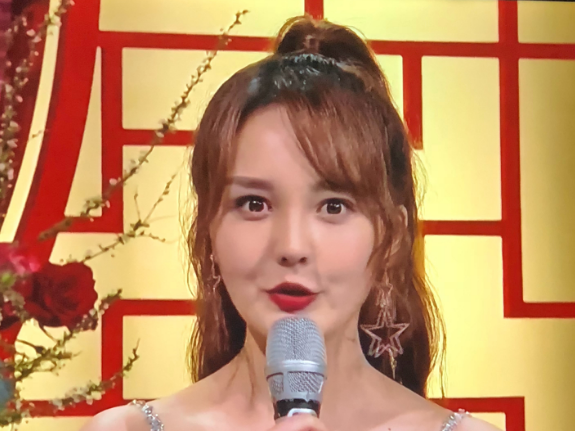 一些网友很是疑问，靳梦佳原来明明很漂亮的啊，为什么要去整容呢，现在还没有以前的颜值高了。