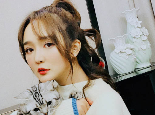 这个角度是不是特别像唐艺昕呢？别说还真有点像！