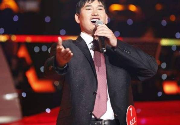 大衣哥凭借着自己的才华撑起了整个家，祝福他们都幸福下去。