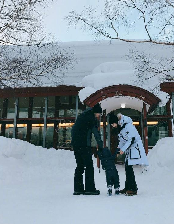 而去年，两人则是带着长辈和孩子一起去度假的。