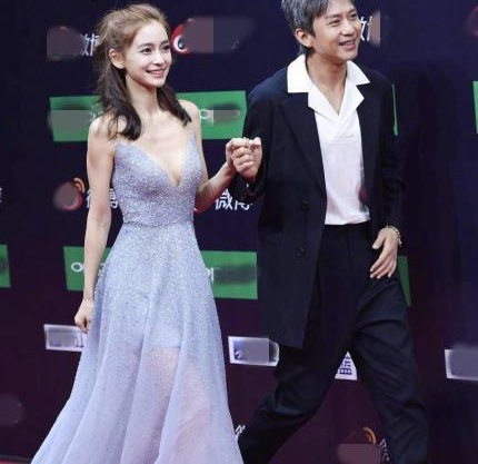 杨颖，则是选择了和邓超一起。