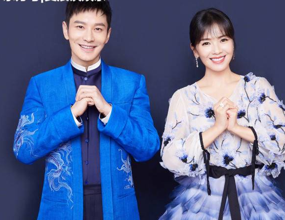 机智的工作人员真是，完美诠释如何安全的和男明星合影。