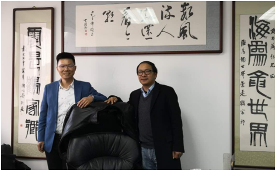 黄出为与本文作者曾高飞合影