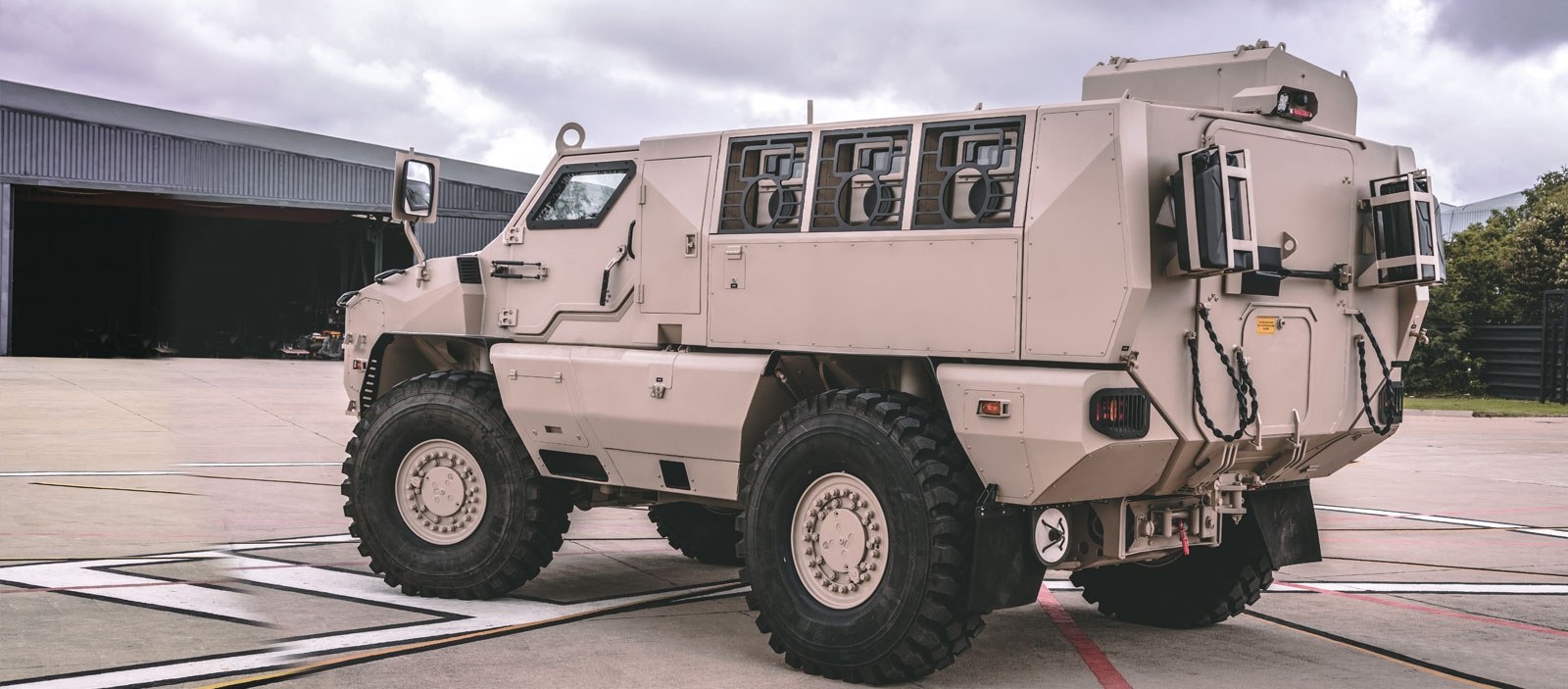 南非自研新型装甲车首次亮相阿布扎比防务展