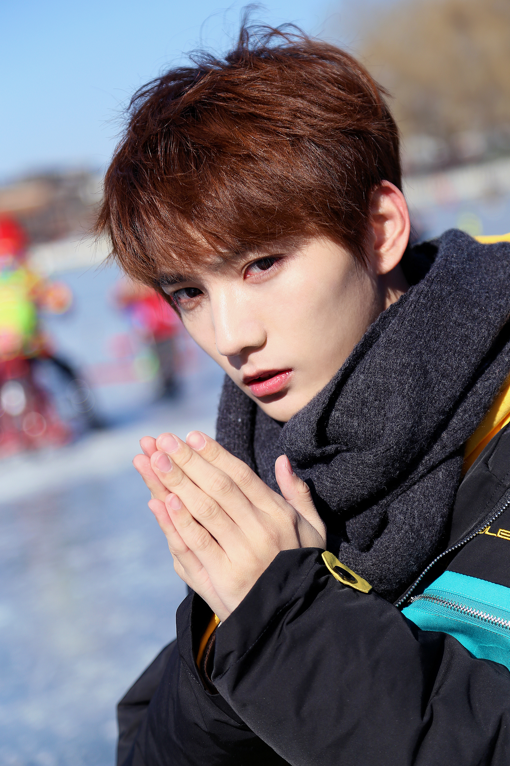 近日,祁宋曝光了一组冬日户外写真,冰天雪地世界里